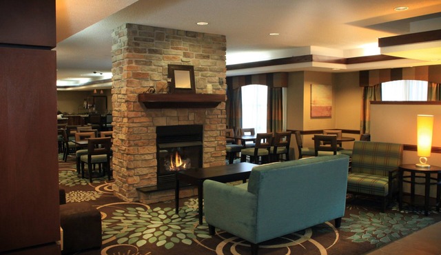 Near University of Missouri | Fitness Center + Breakfast Included