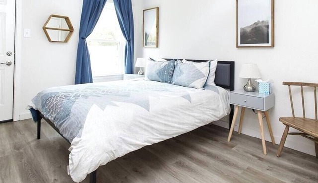 Near UT+ Domain | Pet-Friendly +Workspace +Parking
