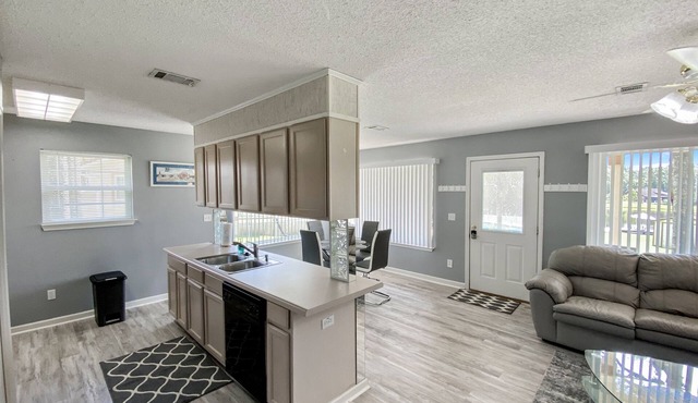 Near UWF/Hospitals/PSC. Pool & Lakefront!-Ask about the Winter deals