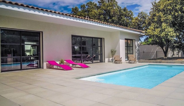 Near Uzès, holiday air-conditioned villa located Vers-Pont-du-Gard, private pool.