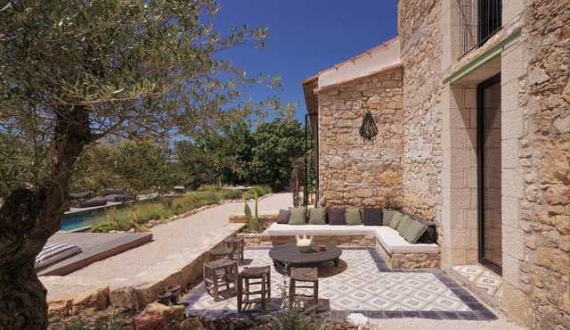 Near Uzès, 350m² air-conditioned Mas with swimming pool, 5000m² garden