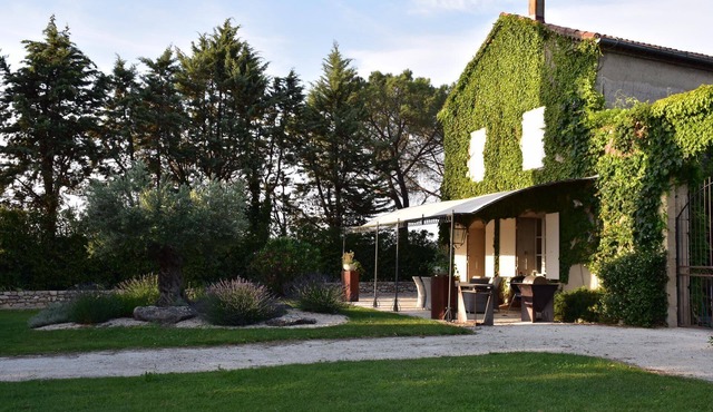 Near Uzes Mas of character entirely restored on a plot of 3000m2