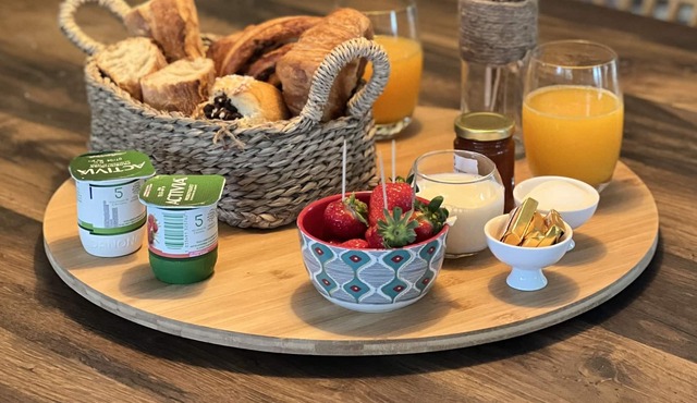 Near Valence in the quiet countryside, guest room with private jacuzzi