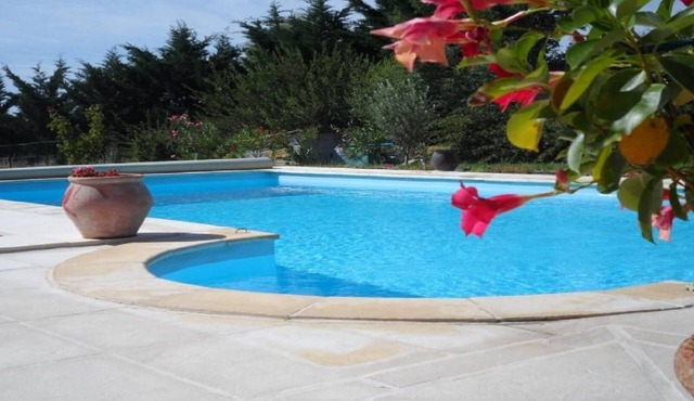 Near Vallon: Villa with private swimming pool and pétanque court