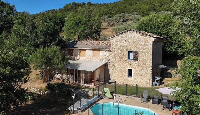 Near Verdon, a sheepfold surrounded by nature invites you to calm and relax.