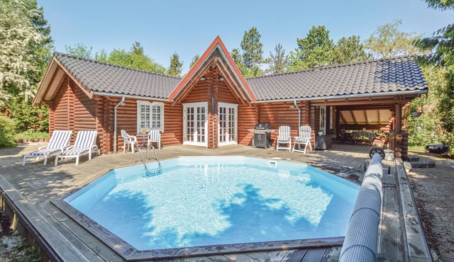 Near Vordingborg and Næstved is this beautiful log house.