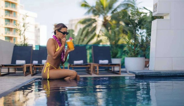 Near Waikiki Beach + Pool. Sauna. Kitchenette.