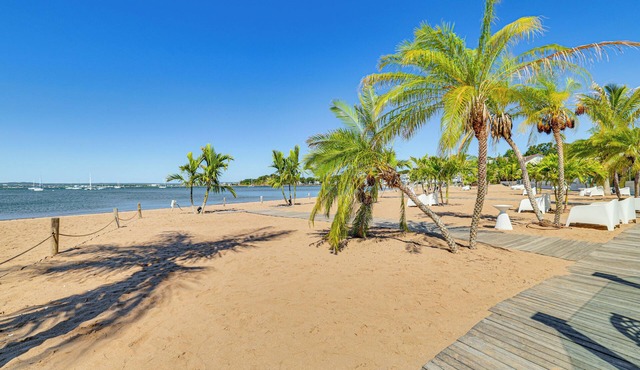 Near Yale & Lighthouse Point Beach: Home w/Pool!