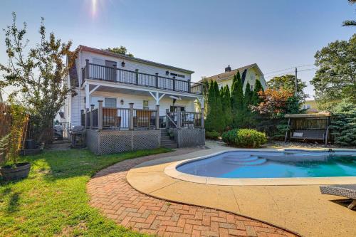 Near Yale & Lighthouse Point Beach: Home w/Pool!