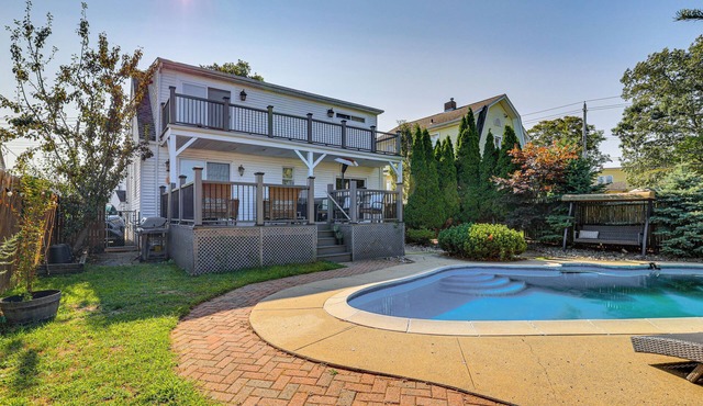 Near Yale & Lighthouse Point Beach: Home w/Pool!