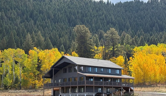 Near Yellowstone, Indoor Pickleball, 2 Hot Tubs, Sleeps 30, Wheelchair access,