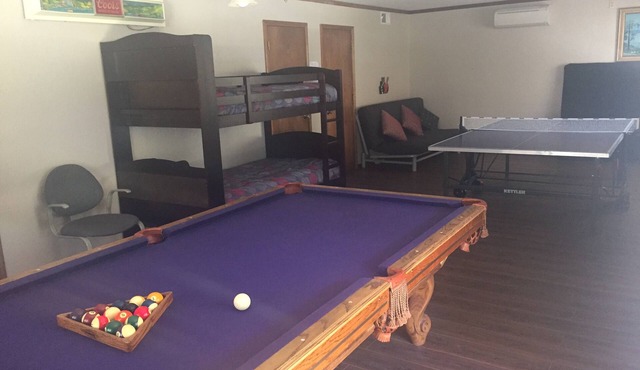 Near Yosemite! Game room with ping pong and billiards! Shared community pool!
