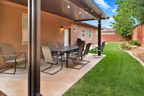 Near Zion 3BR Sleeps 8 RV Trailer Parking