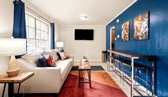 Near Zoo/Museum | 55" TV | King 🛏| W/D|Free🅿️| Pet✅