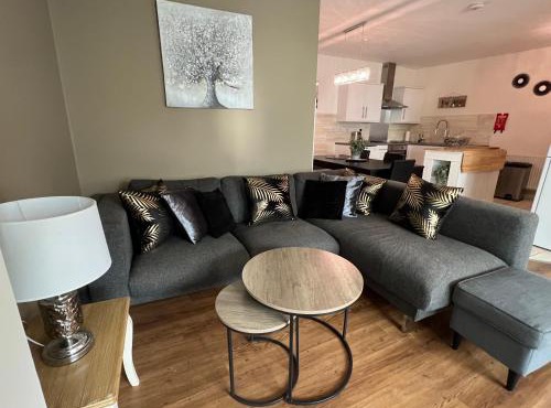 Nearby Glastonbury, Next to Street Town Centre - Ground Floor Large 3 BD With Parking, Sleeps Up to 6