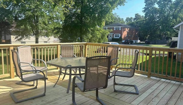 Nearby Park Balcony w/Seating Workspace