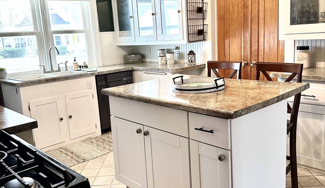 Nearby parks, restaurants, entertainment. 25 minutes from EAA grounds.