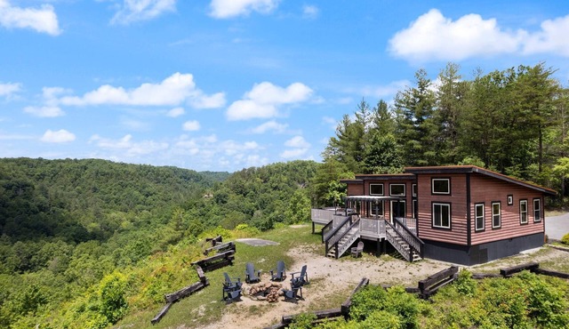 Nearly 360 degree Mountain View! Private setting, Big Hot Tub, Wi-Fi, Gas Grill