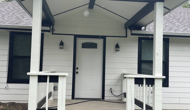 Neat 3 bedroom retreat with AC in charming Princeton. Two minutes to Lavon lake.