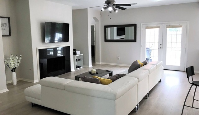 Neat Home, great location,close to restaurants, shopping areas and family activi