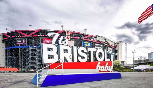 Neat&Suite @ Bristol Motor Speedway, Hot Tub, Pool