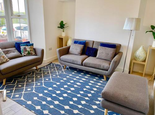 Neath, South Wales Getaway - 4 Bedroom Home -7 Guests - Free Parking