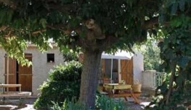 Nébian, house with garden, 2 rooms with courtyard by the river