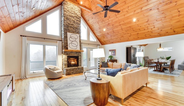 Nebo Home w/Hot Tub: Wheelchair Accessible