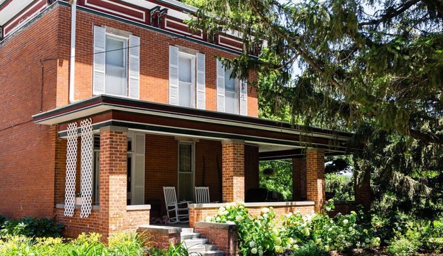 Nebraska City 1878 Modern Farmhouse w/6 acres! Hot tub, fire pit, pet-friendly!