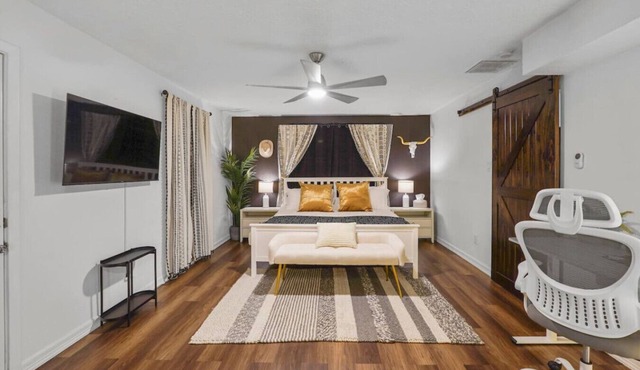 Nebula Ranch | Fire Pit · King Bed · Mural Yard | Houston Heights