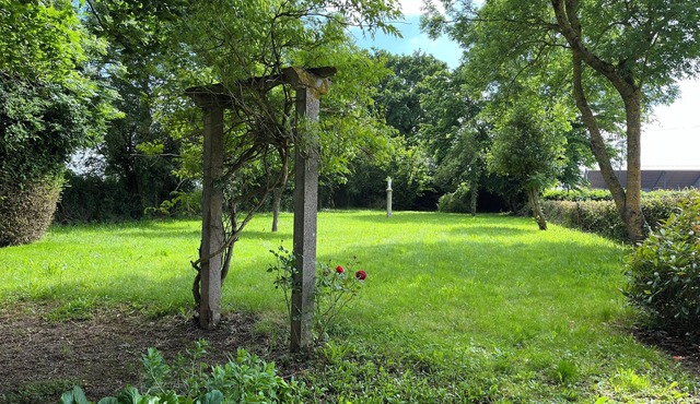 Nécy Country house, large enclosed garden with trees. Walking distance to village.