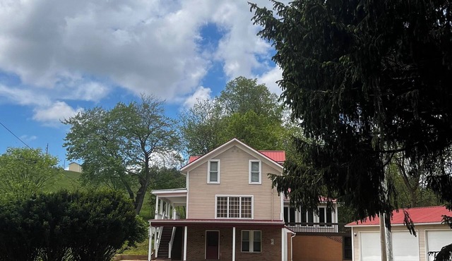 Need room?! We got you!nCountry Home on a private drive