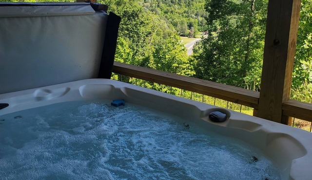 Need some Relaxation? WCU. HOT TUB & Robes! DOG friendly, Views! Near Casino
