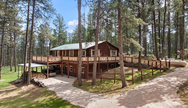Needles Nest: Secluded Cabin with Hot Tub