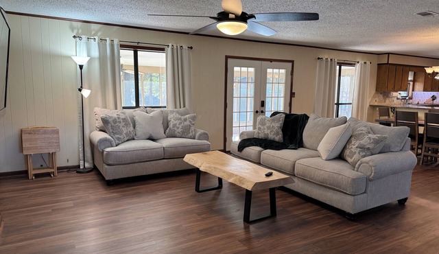 Negreet Retreat#2 Clean Waterfront Midlake Toledo Bend Sleeps 12 with Hot Tub