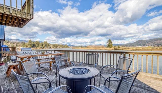 Nehalem Riverfront Home has Private Dock, Ten Minutes to the Beach in Manzanita!