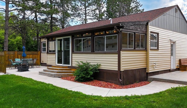 Neighbor Home Close to Everything | Bucky's Haven