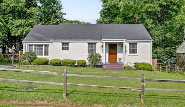 Neighborhood Retreat - Large Yard, Family - Recently Re-opened