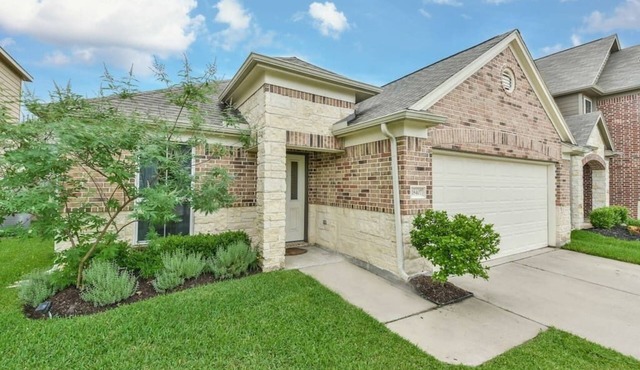 Neighborly private home sleeps 6 with a fenced yard, fast WiFi, workspace, and ample parking + 2-car garage—near Katy & Energy Corridor. Includes a primary king ensuite and soaking tub.