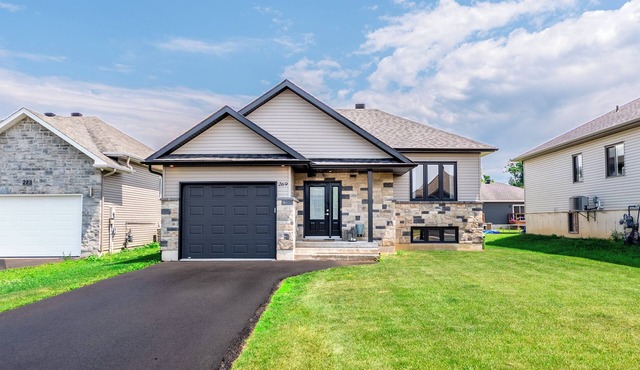 Neighbourhood Gem Near Downtown Cornwall & the St. Lawrence River