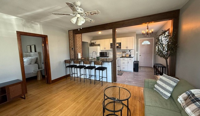 Nellie's Nest - Downtown 3 Bedroom Home with Open Concept