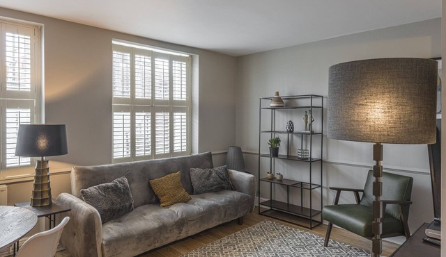 Nelson Crescent East - Modern one bedroom apartment