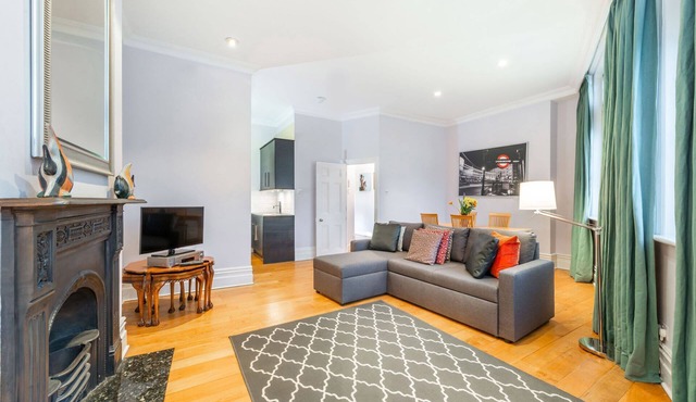 Nelson's Pad - Trafalgar Square - by Frankie Says