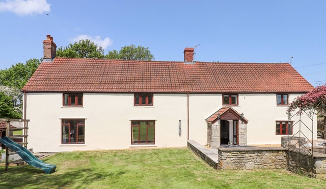 NEMPNETT FARMHOUSE, pet friendly, with hot tub in Blagdon