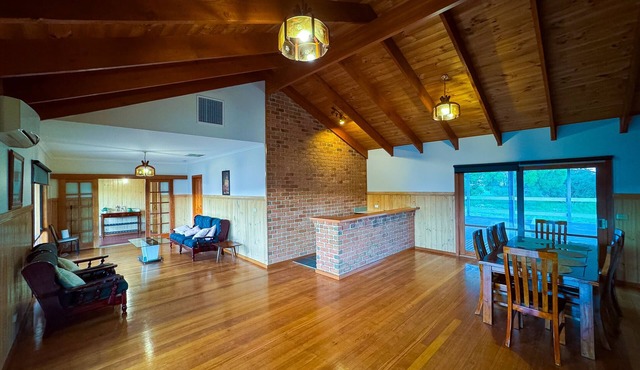 nEntire Home in Beveridgen10 guests, 4 bedrooms-7beds and 2bathsn