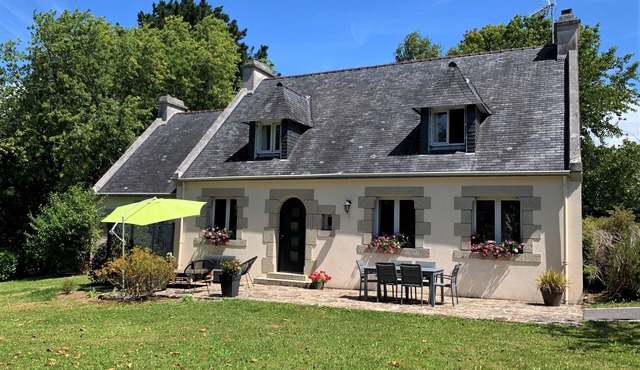 Neo-Breton house 200 m from the historic heart of LOCRONAN