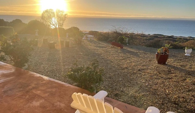 Neo's Nook- Panoramic sea views! Off peak special available!