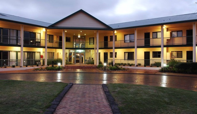 Nepean Country Club - Facilities like Swimming pools, tennis, mini golf, etc