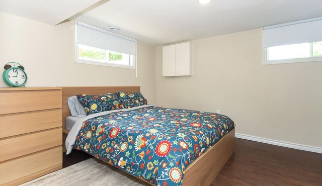 Nepean | Modern | Lower unit | Sleeps 6 | 3 beds, 1 bath