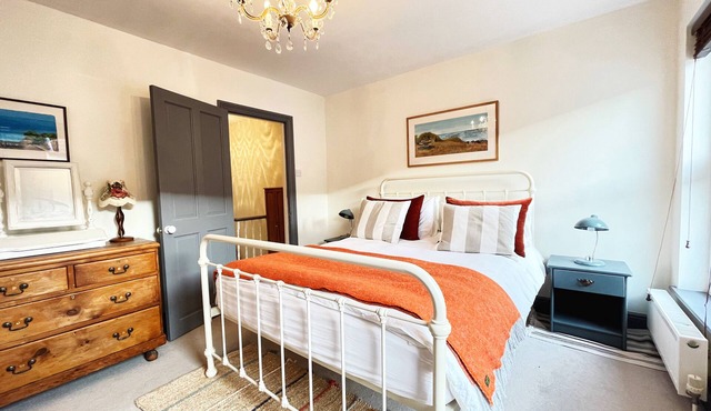 Neptune Cottage Whitstable; 3 bedroom cottage, beautiful garden; 5 mins beach.